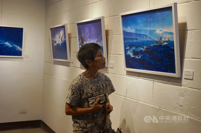 金門籍繪本作家李如青受邀在花蓮吉安好客藝術村以「旗魚王」為主題舉辦展覽,現場擺出12幅書中作品。中央社記者張祈花蓮攝 108年8月3日