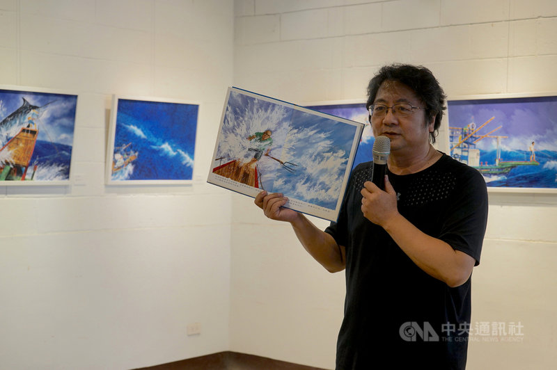 金門籍繪本作家李如青7年前發表繪本「旗魚王」,3日帶著旗魚模型裝置藝術、12張插畫「回娘家」展出,分享當年創作歷程。中央社記者張祈花蓮攝 108年8月3日