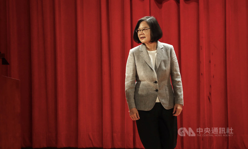 香港前特首董建華將「反送中」幕後黑手指向台灣和美國。總統蔡英文(圖)3日受訪表示,董建華曾任特首,知道香港人民追求自由民主的意願強烈,希望香港政府能夠及時回應人民訴求,並撫平社會產生的裂痕,盡到保護人民責任。中央社記者裴禛攝 108年8月3日