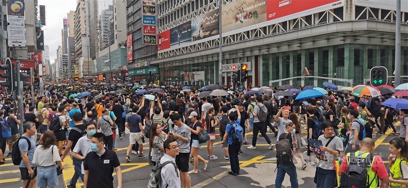 3日下午4時30分左右，示威人士偏離原先獲准遊行路線，從亞皆老街走出彌敦道，再從彌敦道右轉往尖沙咀方向前進，沿途高喊「星期一，罷工」口號。彌敦道交通已經癱瘓。中央社記者張謙攝　108年8月3日