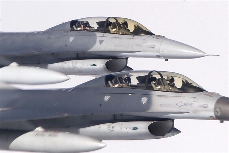 空軍傳出已向美方表達需求,讓在美國受訓的F-16飛行員,與美軍F-18艦載機進行對抗戰術訓練。國防部官員3日對此表示,只要有助於提升戰力都樂觀其成。(中央社檔案照片)