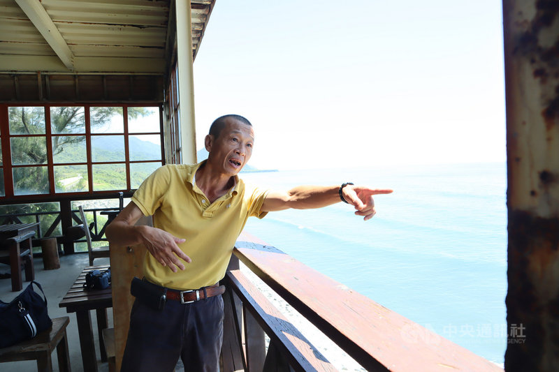 花蓮海岸線遭海水侵蝕嚴重,豐濱鄉民「空有權狀卻沒有土地」的情況不少,豐濱村民吳義卿指著海裡一顆凸起石頭說,從海岸線到海中30公尺地方都是他的地,「被海水侵蝕的土地當作送給老天爺了」。中央社記者李先鳳攝 108年8月4日