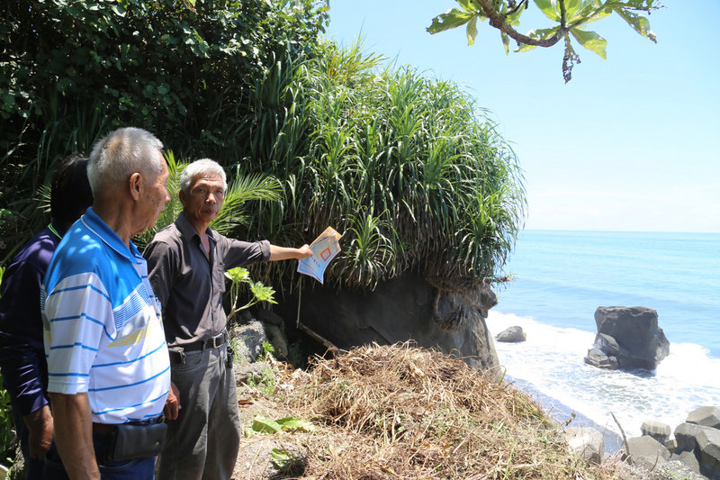 花蓮海岸線遭海水侵蝕嚴重,豐濱鄉民「空有權狀卻沒有土地」的情況不少,民宿老闆陳聰(右)說,他10年前來到海岸公路旁買地蓋民宿,當時實際土地面積就比權狀登載的少了100多坪,那100多坪全被海水淹沒了。中央社記者李先鳳攝 108年8月4日