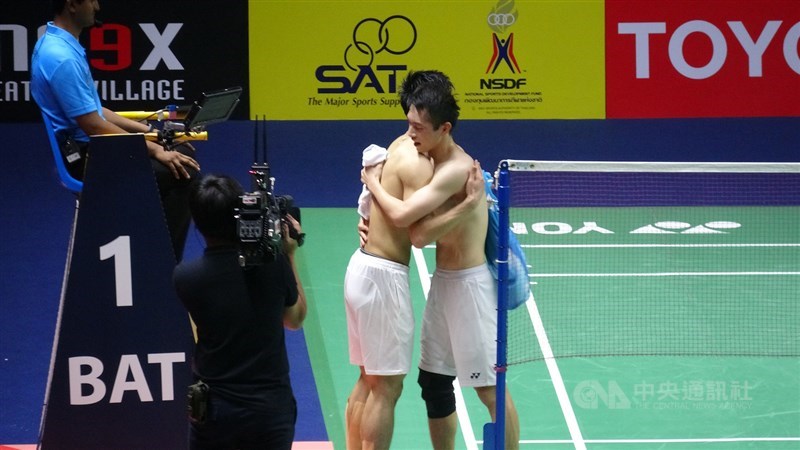 台灣羽球一哥周天成4日在泰國羽球公開賽男單決賽,以21比14、11比21、23比21擊敗香港選手伍家朗,兩人賽後互相擁抱。中央社記者呂欣憓曼谷攝 108年8月4日