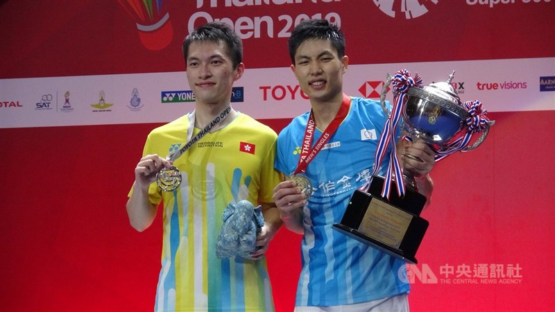 台灣羽球一哥周天成(右)4日在泰國羽球公開賽男單決賽,決勝局連續化解對手4個賽末點,以21比14、11比21、23比21擊敗香港選手伍家朗(左),抱走冠軍。圖為周天成與伍家朗合影。中央社記者呂欣憓曼谷攝 108年8月4日