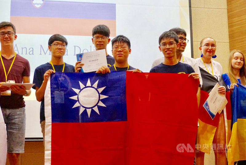 國際語言學奧林匹亞競賽於7月29日至8月2日在南韓京畿道龍仁市韓國外國語大學舉行。圖為4名獲得佳作的台灣學生,前排左起:新竹科園實中(竹科實中)彭凱揚、建國中學林祐寬、輔仁中學自學生陳君瑋、武陵高中陳柏文。(駐韓教育組提供)中央社記者姜遠珍首爾傳真 108年8月5日