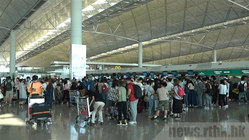 香港「反送中」805罷工登場,根據香港機場官網顯示,截至早上6時,5日約有170班離港及抵港航班取消,其中包括部分台港來回航班。圖為香港機場櫃台前擠滿旅客。(圖取自香港電台網頁news.rthk.hk)