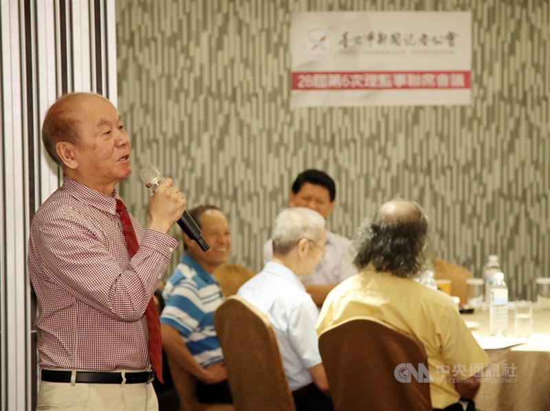 108年社會光明面新聞報導獎獲獎名單6日揭曉,評審主委黃肇松(左)表示,今年來自各媒體的參選作品,均發揮傳播台灣光明的、積極的、善良的正向力量,善盡新聞記者肩負的社會責任。中央社記者張新偉攝 108年8月6日