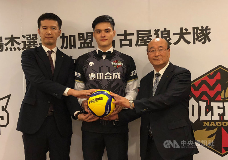 台灣男子排球好手劉鴻杰(中)將加盟日本排球聯賽一級隊伍名古屋狼犬隊,6日在台北披上25號球衣,實現旅日夢想。中央社記者黃巧雯攝 108年8月6日