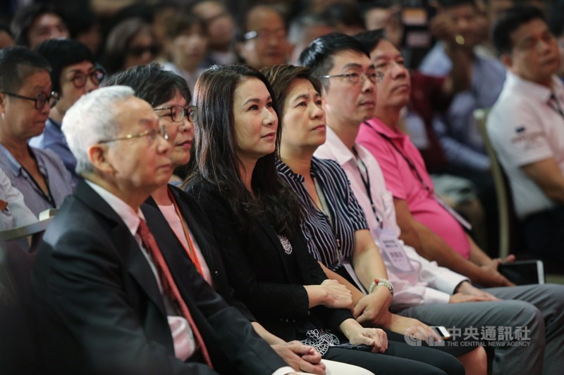 台北市長柯文哲籌組台灣民眾黨,6日在台大醫院國際會議中心舉行創黨大會,郭台銘親近幕僚、永齡基金會執行長劉宥彤(前左3)出席,她表示因為民眾黨理念跟永齡接近,以個人身分給予祝福。中央社記者徐肇昌攝 108年8月6日