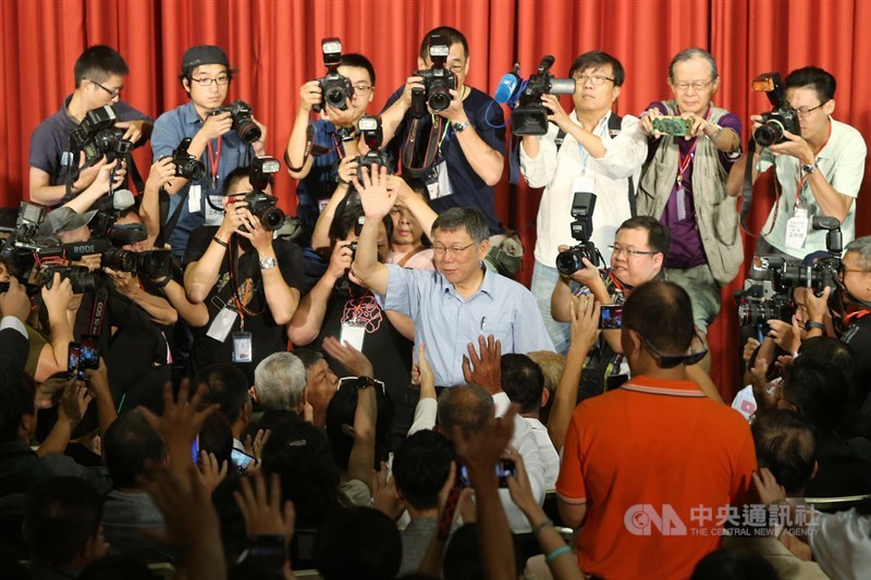 台灣民眾黨創黨成立大會6日在台大醫院國際會議中心舉行,台北市長柯文哲(中)在大批媒體簇擁下進場,向大家揮手致意。中央社記者徐肇昌攝 108年8月6日