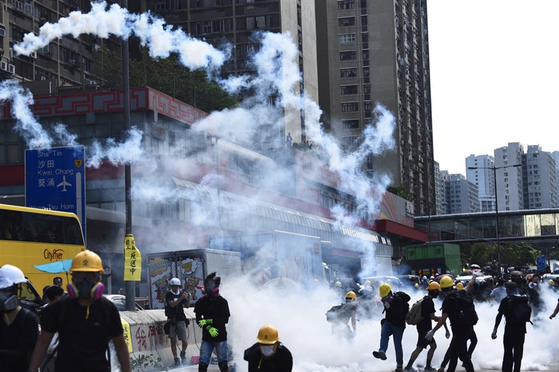 香港逃犯條例修訂引發的爭議持續,示威者5日在7區集會,過程中各區都出現示威者堵路情況,其中黃大仙爆發激烈警民衝突,警方施放多枚催淚彈。(香港中通社提供)中央社 108年8月5日