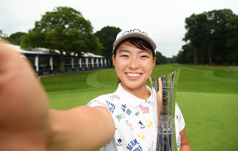 20歲日本「微笑灰姑娘」澀野日向子,4日在英國公開賽奪冠,成為第2位在LPGA大賽封后的日本女將。(圖取自twitter.com/LPGA)