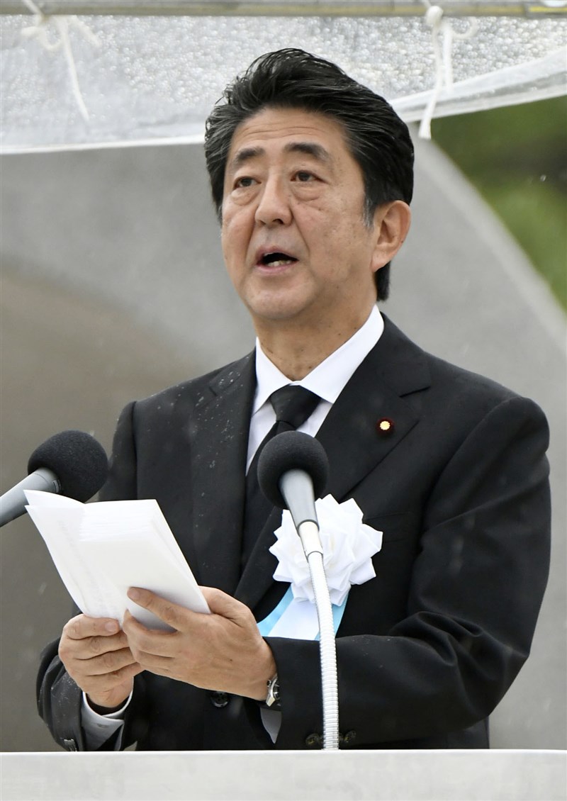 6日是日本廣島遭受原子彈攻擊74週年,首相安倍晉三在廣島市和平紀念公園的紀念儀式上致詞時,並未提及禁止核武器條約。(共同社提供)