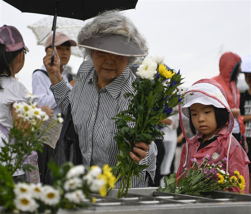 日本經濟新聞報導,紀念儀式6日上午在廣島市和平紀念公園舉行,共有受難者、罹難者家屬及安倍晉三等約5萬人出席。圖為民眾到紀念公園獻花。(共同社提供)
