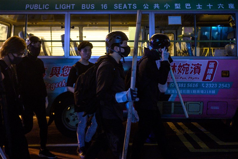 香港5日同步登場的「三罷」、7地集會及不合作運動,警民衝突持續到6日凌晨。(法新社提供)