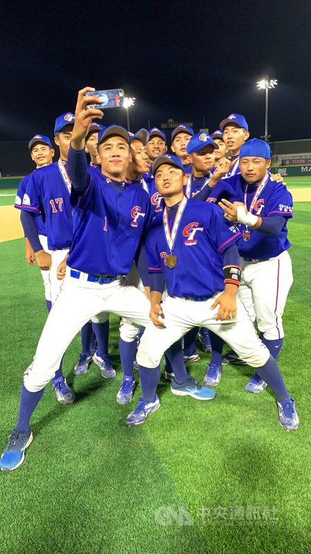 2019年小馬聯盟帕馬級世界青棒錦標賽,中華隊冠軍戰與波多黎各隊交手,中華隊投打發揮,6日以10比0拿勝,完成2連霸,球員們開心在球場上拿起手機合影。(桃園市政府教育局提供)中央社記者吳睿騏桃園傳真 108年8月6日