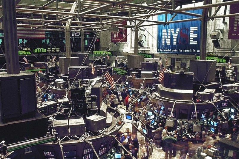 美股道瓊工業指數5日崩跌767點,標普500指數重挫近3%,創2019年最糟單日表現。圖為紐約證券交易所大廳。(圖取自Pixabay圖庫)