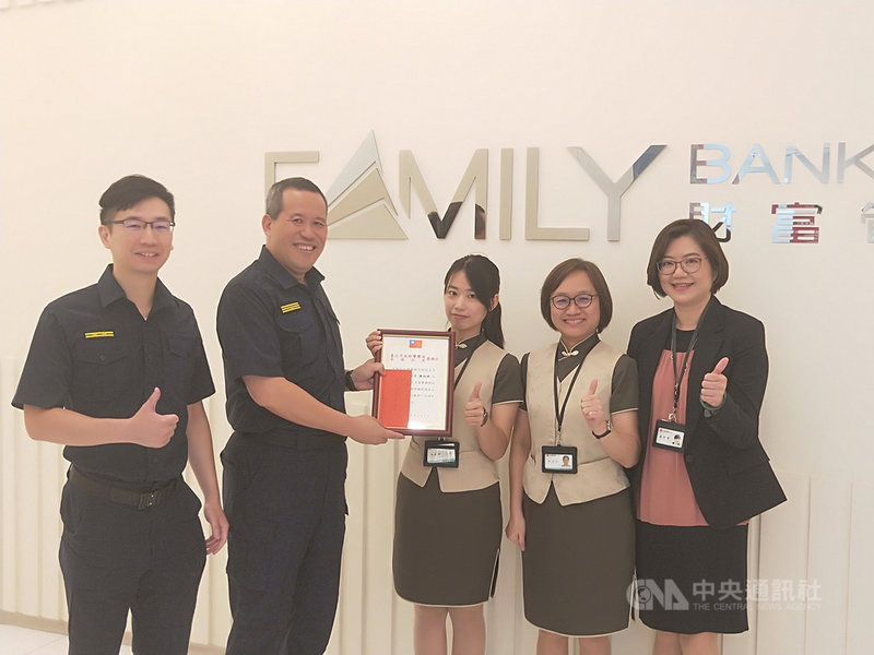 臉書遇假故友借錢銀行員偕員警成功攔詐 社會 中央社cna