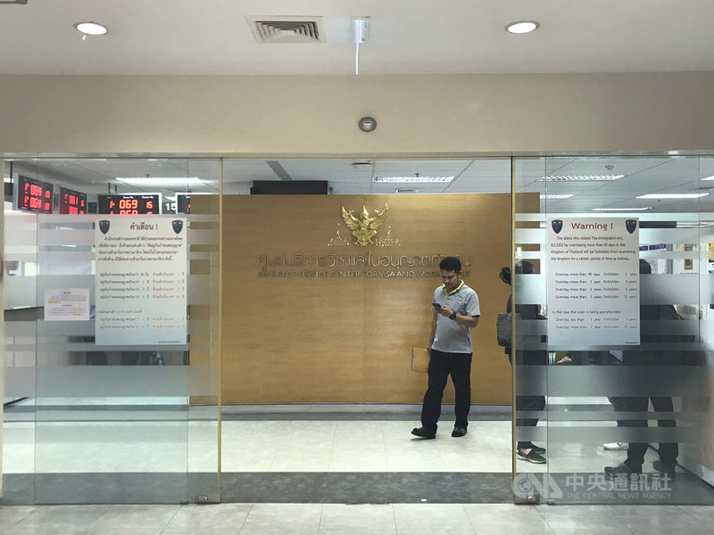 在泰國長居的外國人平均每90天就必須到移民局報到一次,近來泰國政府嚴格執行TM30規定,更讓在泰的外國人叫苦連天。圖為外國人可以報到的一站式服務中心。中央社記者呂欣憓曼谷攝 108年8月7日