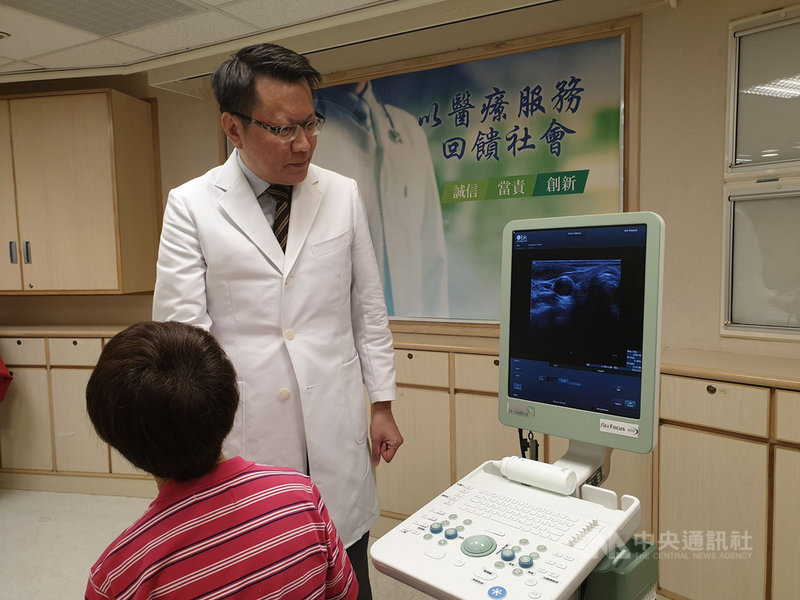 國泰綜合醫院耳鼻喉科主治醫師王文弘(圖)7日指出,甲狀腺疾病好發於女性,初期多無症狀,建議民眾應定期追蹤,留意自身健康。中央社記者陳偉婷攝 108年8月7日