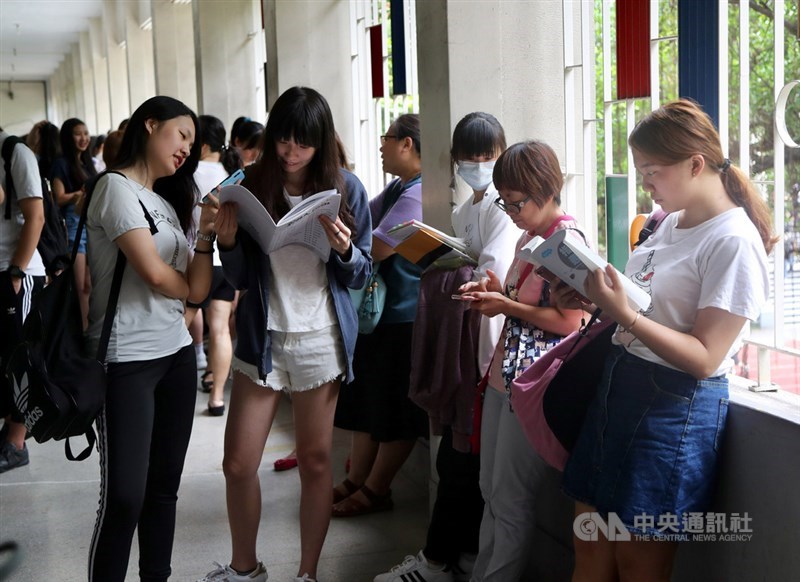 108學年度大學考試入學分發管道7日放榜,錄取率81.29%創歷史新低。圖為今年指考考生。(中央社檔案照片)