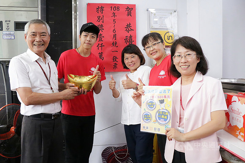 嘉義市有一家鍋貼水餃專賣店開出5、6月統一發票1000萬元特別獎,嘉義市長黃敏惠(中)、南區國稅局嘉義市分局長陳世興(左)7日前往店家道賀。(嘉義市政府提供)中央社記者江俊亮傳真 108年8月7日