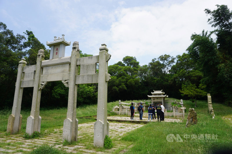 金門縣警察局7日宣布破獲金沙鎮東珩國定古蹟陳健墓園(圖)石獅子遭竊案,逮獲李、王兩名竊嫌到案。中央社記者黃慧敏攝 108年8月7日