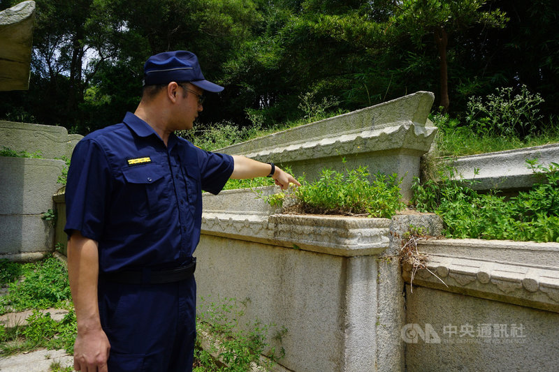 金門縣警察局金湖分局7日宣布破獲金沙鎮東珩國定古蹟陳健墓園石獅子遭竊案,副分局長楊智銘(圖)指出,陳氏宗親會10日會將尋獲的石獅安放墓地原處。中央社記者黃慧敏攝 108年8月7日