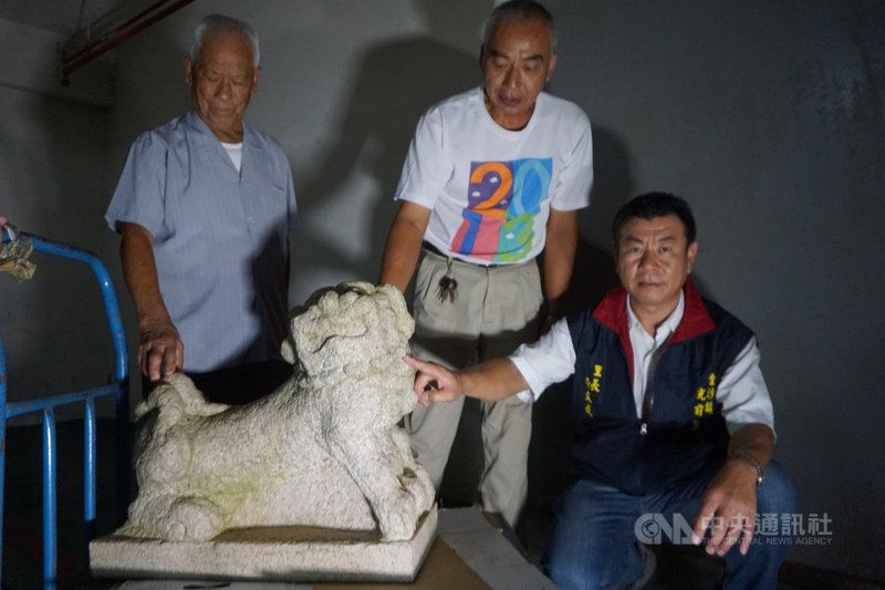 金門縣警察局金湖分局7日宣布破獲金沙鎮東珩國定古蹟陳健墓園石獅子遭竊案,耆老陳朝來(左)對石獅子失而復得表示欣慰,光前里里長黃文成(右)也感謝警局努力協尋。中央社記者黃慧敏攝 108年8月7日