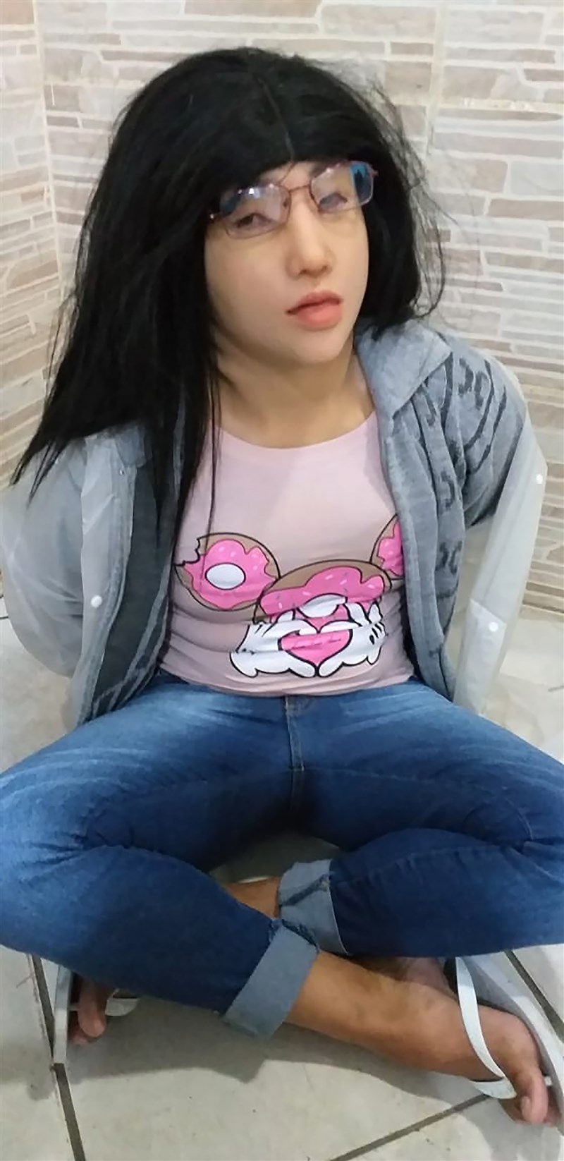 巴西幫派老大席瓦3日趁著19歲女兒前來探監時,試圖打扮成女兒的模樣逃獄。(美聯社提供)