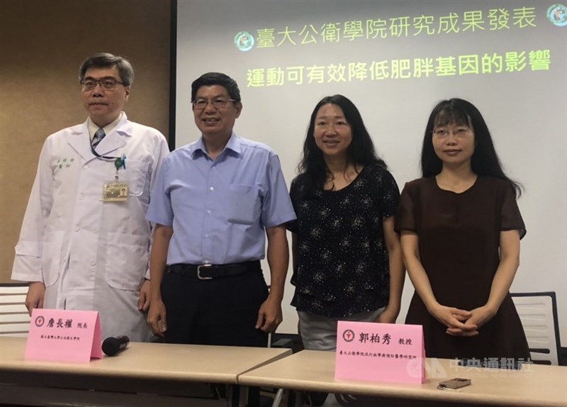 台大公共衛生學院8日舉辦記者會分享研究成果,分析約1.8萬名有肥胖基因者,發現6種運動可有效對抗肥胖基因,以慢跑最有效;台大醫師黃國晉(左)強調,慢跑不見得適合所有人,建議心臟病患與醫師討論運動處方。中央社記者張茗喧攝 108年8月8日