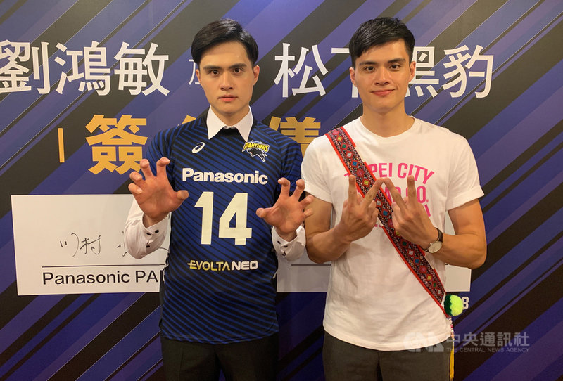 台灣排球雙胞胎兄弟檔劉鴻敏(左)、劉鴻杰(右)將在新球季各自加盟日本排球一級聯賽強隊松下黑豹及名古屋狼犬,兩人首次不當隊友而成對手。中央社記者龍柏安攝 108年8月8日