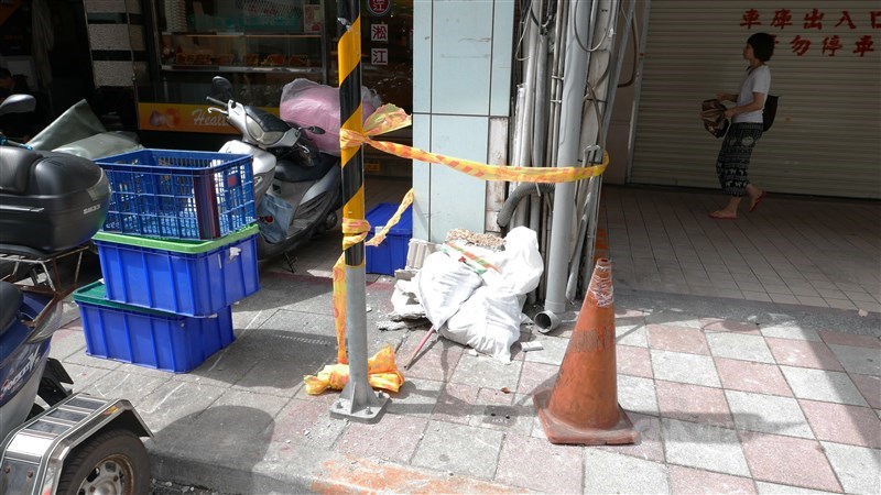 台灣東部海域8日上午5時28分發生規模6.0地震。圖為台北市長安東路大樓外牆剝落。中央社記者孫仲達攝 108年8月8日