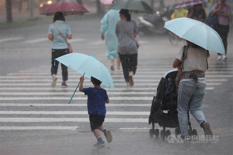 強烈颱風利奇馬接近台灣,氣象局提醒台中、苗栗、新竹、桃園、新北、基隆、台北、宜蘭、花蓮及馬祖應嚴加戒備並防強風豪雨。(中央社檔案照片)