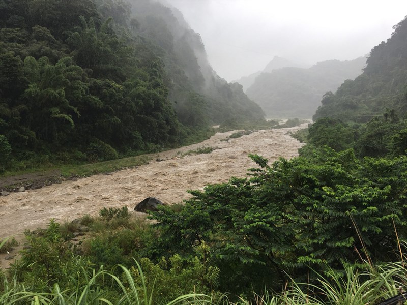 苗栗縣泰安鄉公所9日觀察泰安鄉前山和後山雨勢越來越大,考量山區雨勢恐發生道路落石危險,緊急宣布上午10時全鄉停止上班上課。(民眾提供)中央社記者魯鋼駿傳真 108年8月9日