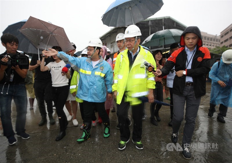 台北市長柯文哲(前右2)9日上午先到北市災害應變中心主持災防會議,隨後赴北部流行音樂中心南基地工區,視察利奇馬颱風防颱整備情形。中央社記者張新偉攝 108年8月9日