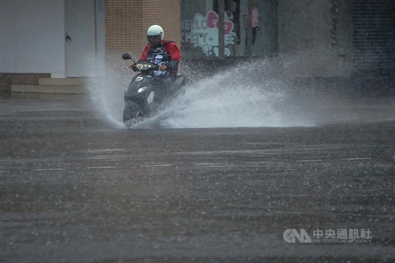 颱風利奇馬暴風圈9日影響台灣北部及東北部陸地,台北市上午出現間歇性降雨,民眾騎車出門,路上濺起大量水花。中央社記者裴禛攝 108年8月9日