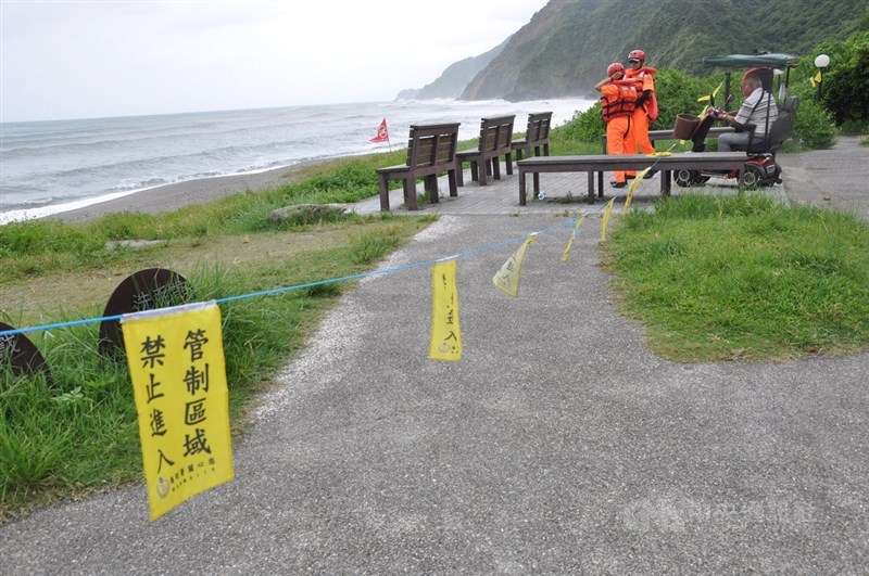 颱風利奇馬暴風圈9日上午掠過北部、東北部,尚無重大災情傳出。圖為岸巡單位8日在宜蘭南方澳內埤海灘拉警戒線。 中央社記者沈如峰宜蘭縣攝 108年8月8日