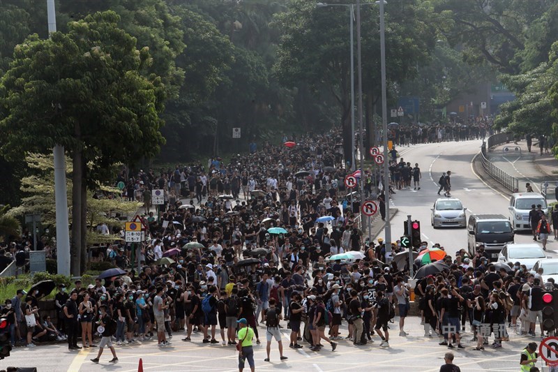 香港「反送中」運動依然持續，10日下午舉行的大埔遊行雖已遭警方否決，但仍有大批民眾到場；一些與會者說，自發前來參加是為繼續支持撤回草案，以及調查警方是否濫用武力對付示威者等訴求。中央社記者吳家昇攝　108年8月10日
