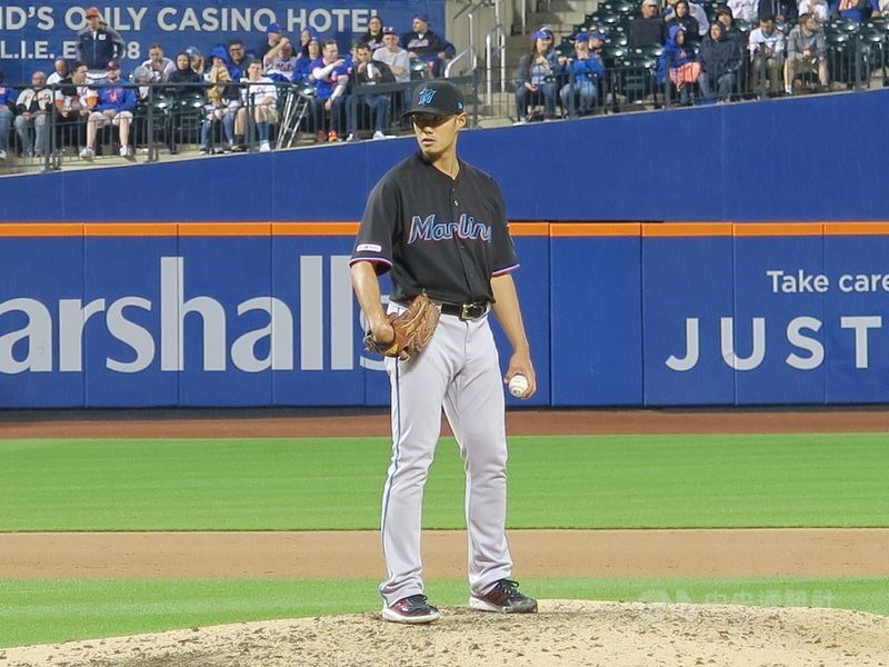 MLB邁阿密馬林魚隊10日對戰亞特蘭大勇士隊,台灣投手陳偉殷(前)第6局登板中繼,投3局演出9上9下。(中央社檔案照片)