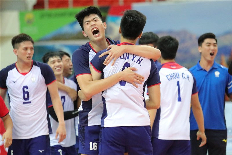 中華U23男子排球代表隊連3屆亞錦賽闖進4強,前2屆都以銅牌作收,10日收下決賽門票,無論勝負,都確定打破隊史紀錄。(圖取自facebook.com/AsianVolleyballConfederation)