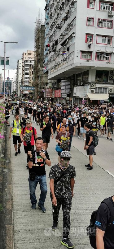 香港網民11日發起反送中深水埗集會遊行,儘管警方發出反對通知書,上訴也被駁回,但下午2時起,陸續有約3000人湧入長楓街遊樂場集合,並於下午3時20分展開遊行。中央社記者張謙攝 108年8月11日