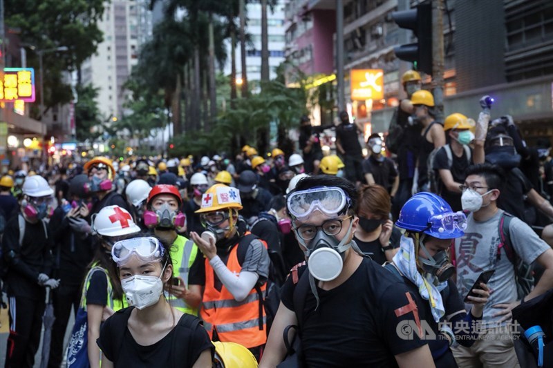 香港「反送中」運動延燒,警民衝突不斷,各界陸續掀起罷工行動。香港醫護人員12日在臉書發聲明宣布,即日起無限期罷工。圖為11日反送中示威行動。(中央社檔案照片)