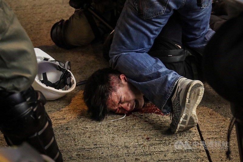 香港「反送中」運動延燒,警民衝突不斷,香港醫護人員12日在臉書發聲明表示,港警助紂為虐,完全是重演六四事件的血腥與殘暴。圖為11日反送中示威者遭警方壓制在地。(中央社檔案照片)