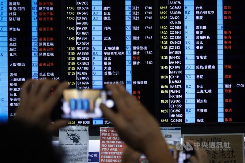 香港機場管理局12日下午近4時表示,受機場集會影響,除已完成航班登機的離港航班及正前往香港的抵港航班,其餘航班全取消,所有登機服務即時暫停。機場班機資訊看板上陸續有航班取消。中央社記者吳家昇攝 108年8月12日