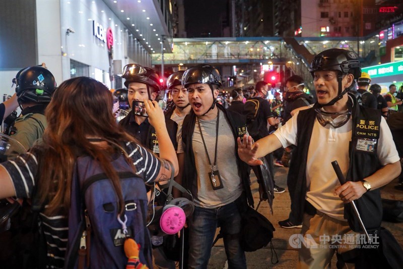香港「反送中」運動持續延燒,香港警方11日晚間展開清場行動,警察叫現場媒體後退。中央社記者吳家昇攝 108年8月11日