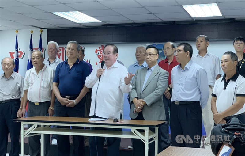 國民黨中評委陳宏昌批評國民黨提名總統參選人韓國瑜,國民黨新北市黨部決議開除陳宏昌黨籍,國民黨新北黨部主委李乾龍(前中)表示,若陳宏昌這3天有道歉,中央應該會有其他考量。中央社記者葉臻攝 108年8月12日