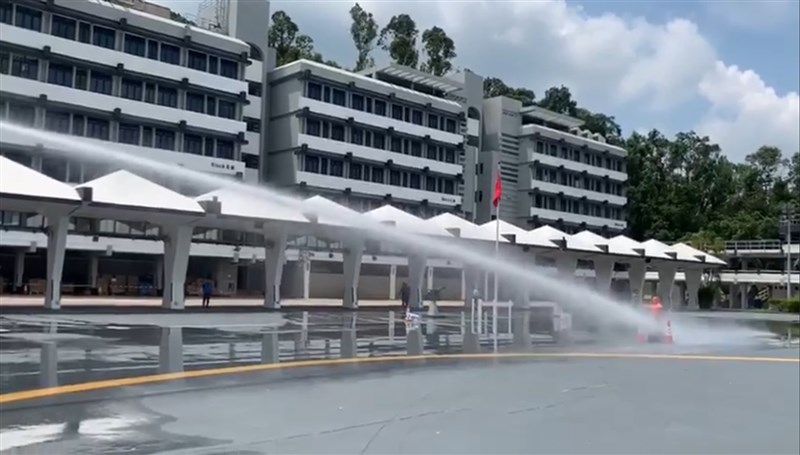 香港警方12日安排立法會議員參觀俗稱水炮車的「人群管理特別用途車」示範使用情形,3輛水炮車的採購費用共計港幣1660萬元(約新台幣6643萬元)。(圖取自facebook.com/chanchichuen)