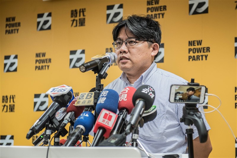 時代力量黨主席邱顯智12日中午宣布辭去黨主席職務,並表示期待新任主席繼續開創出路。(圖取自facebook.com/LawyerHandyChiu)
